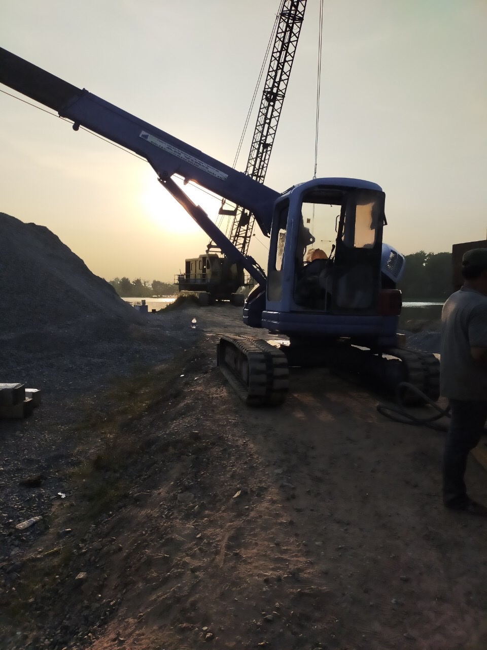 Đội ngũ kỹ thuật An Vinh EPCOC nghiệm thu c&ocirc;ng tr&igrave;nh bờ k&egrave;