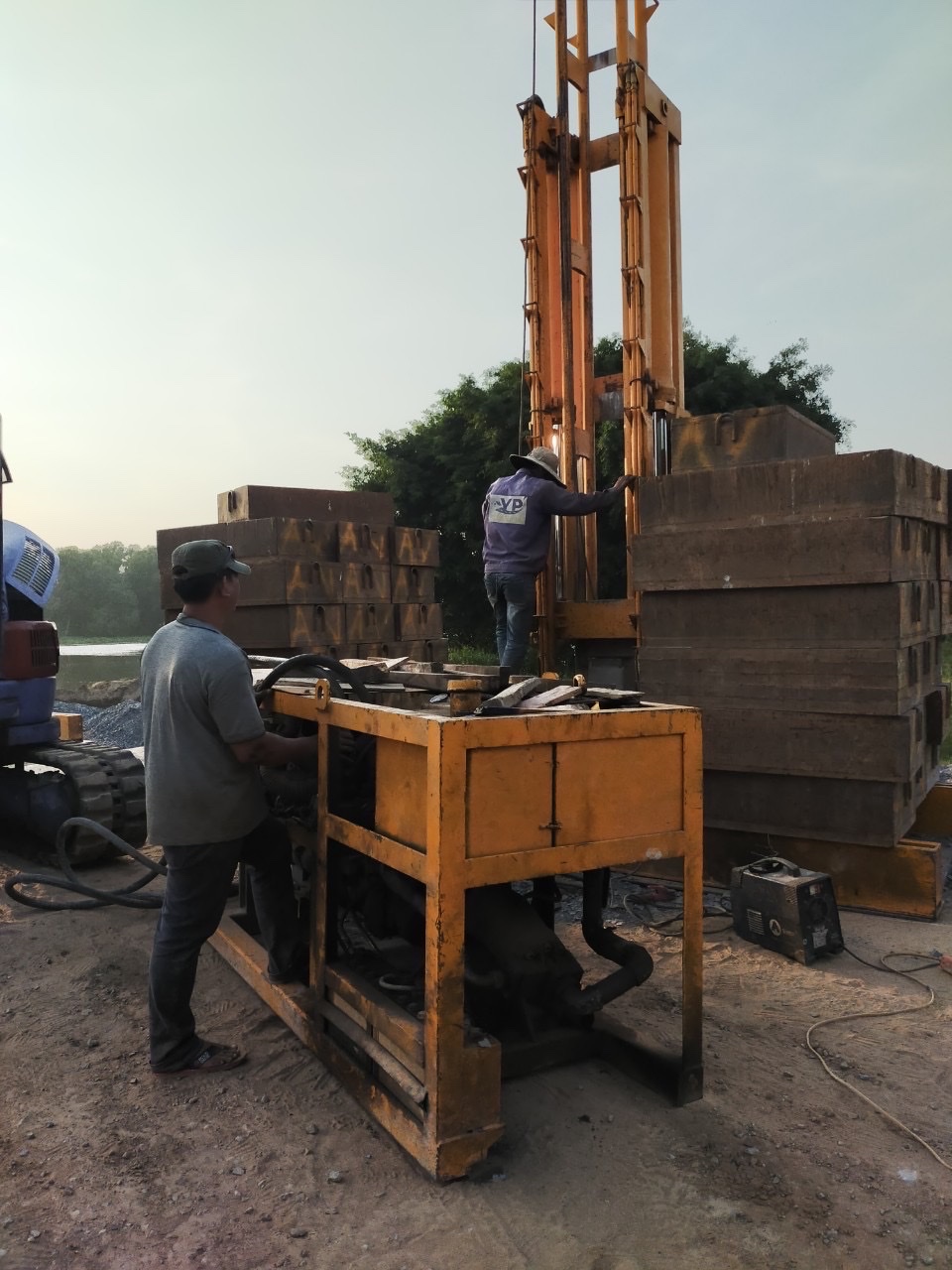 C&ocirc;ng nh&acirc;n định vị tim cọc trước khi &eacute;p tại c&ocirc;ng tr&igrave;nh bờ k&egrave;